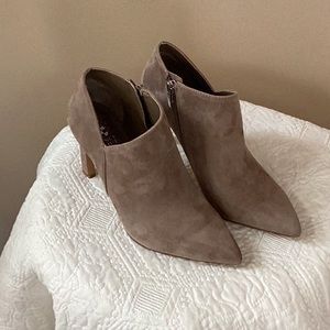 Vince camuto avelinsa suede dress shooties